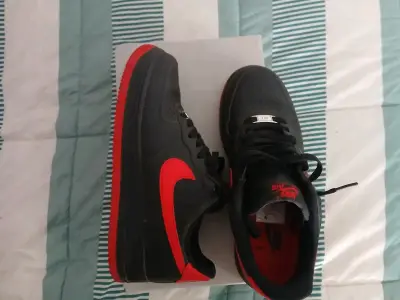 Zapatillas negras con rojo Nike - miniatura 2