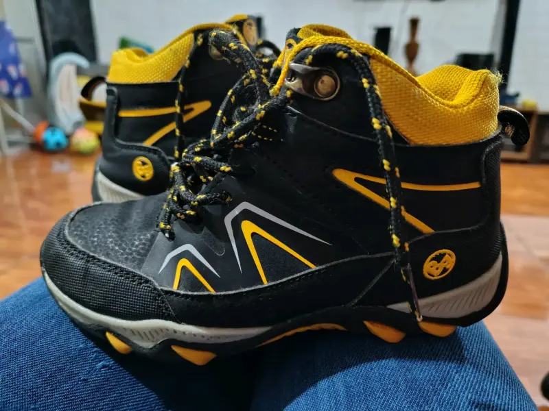 Botas deportivas negras y amarillas - 1
