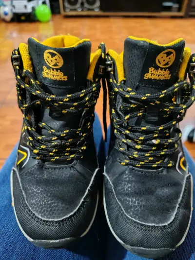 Botas deportivas negras y amarillas - miniatura 3