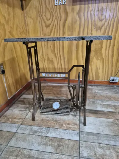 Mesa con base de máquina de coser - miniatura 1