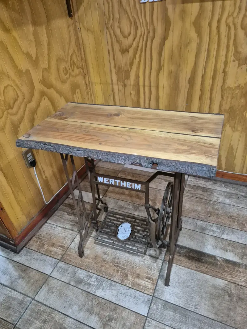 Mesa con base de máquina de coser - 2