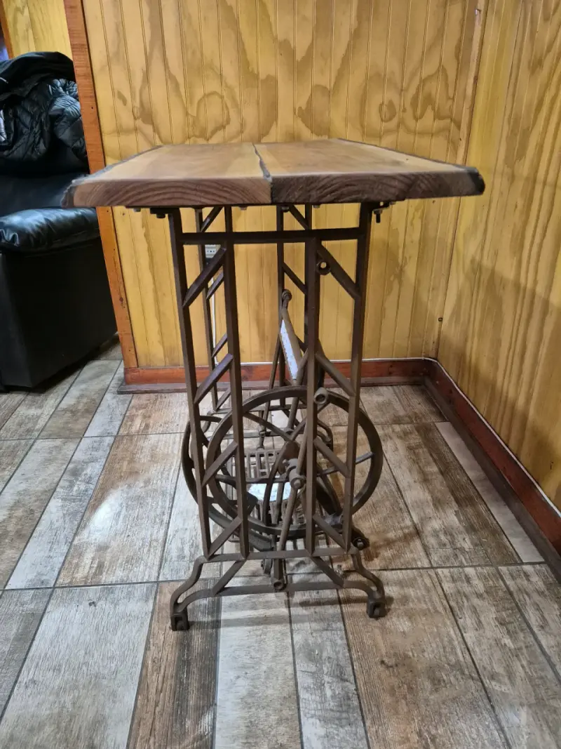Mesa con base de máquina de coser - 3