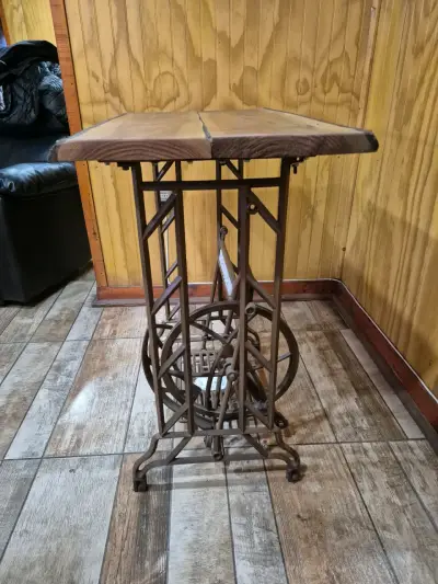Mesa con base de máquina de coser - miniatura 3
