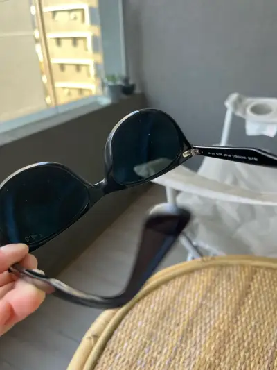 Gafas de sol negras clásicas - miniatura 2