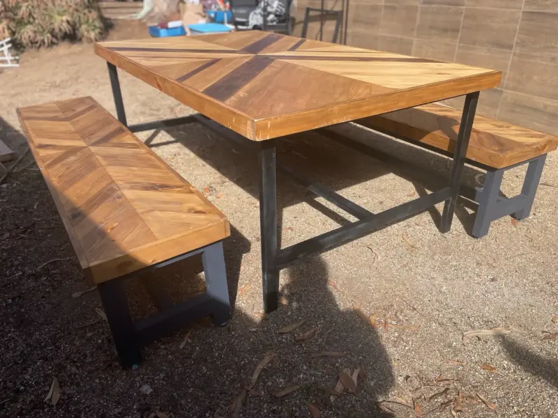 Mesa de madera con bancos - 1