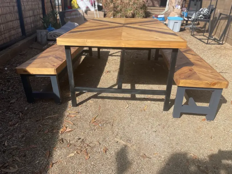 Mesa de madera con bancos - 2