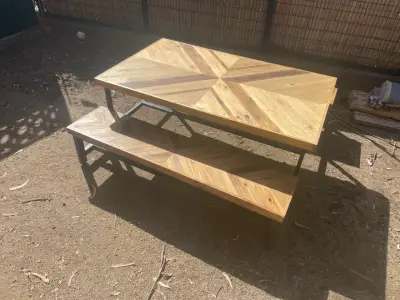 Mesa de madera con bancos - miniatura 3