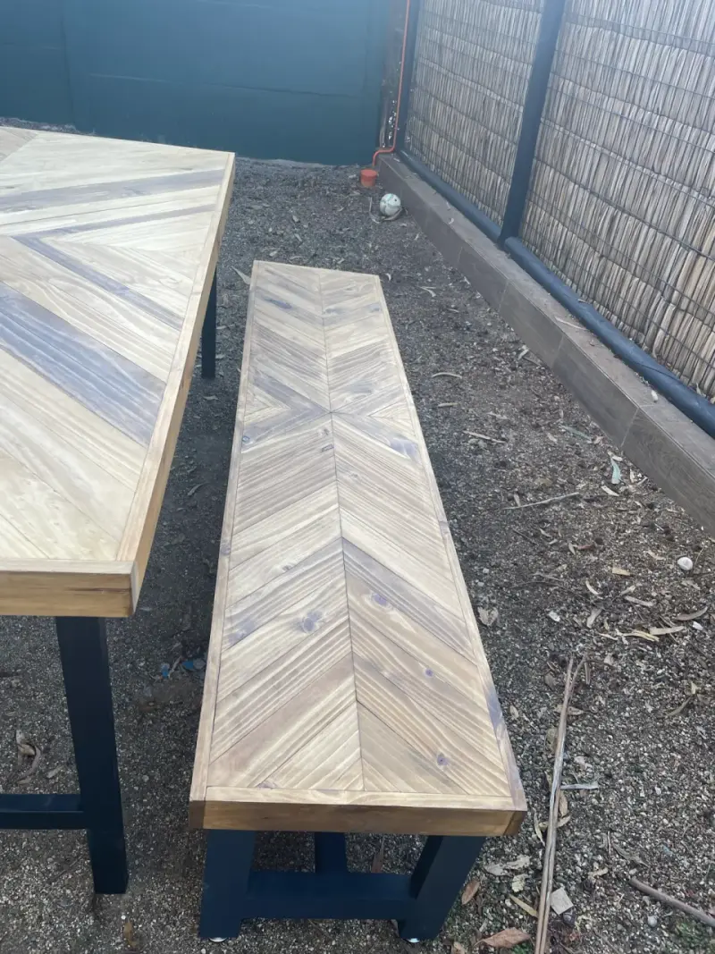 Mesa de madera con bancos - 4
