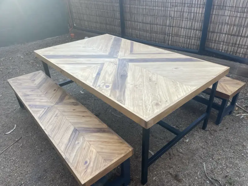 Mesa de madera con bancos - 5