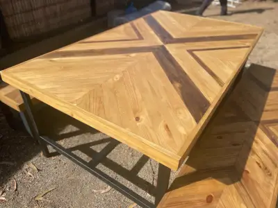Mesa de madera con bancos - miniatura 6