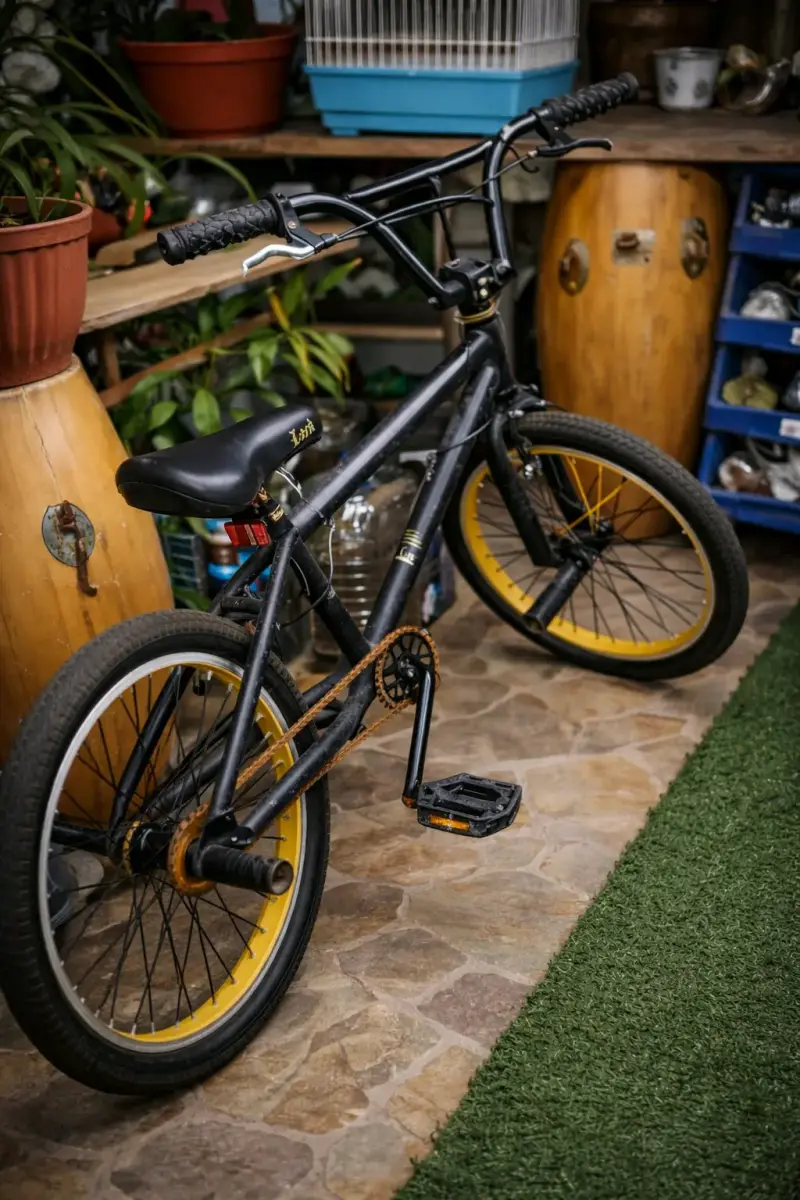 Bicicleta BMX negra con llantas amarillas - 1