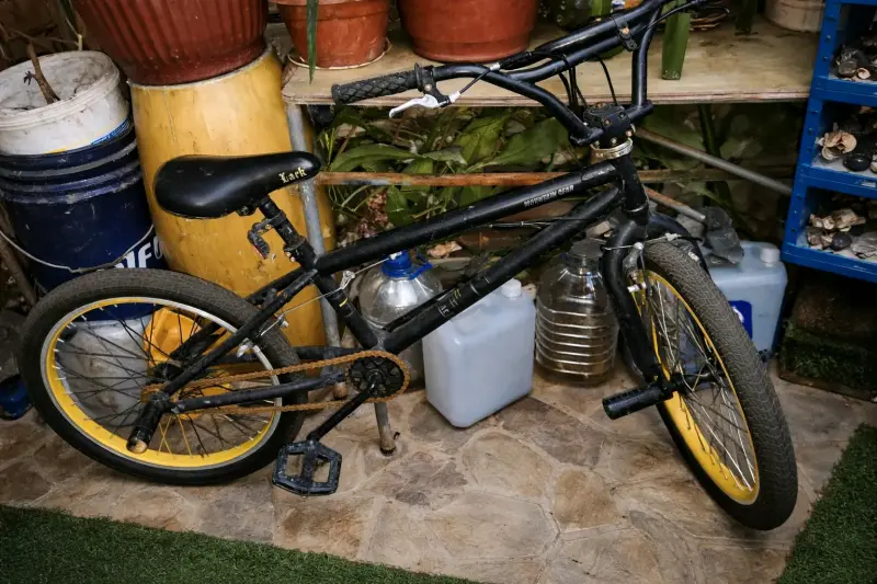 Bicicleta BMX negra con llantas amarillas - 2