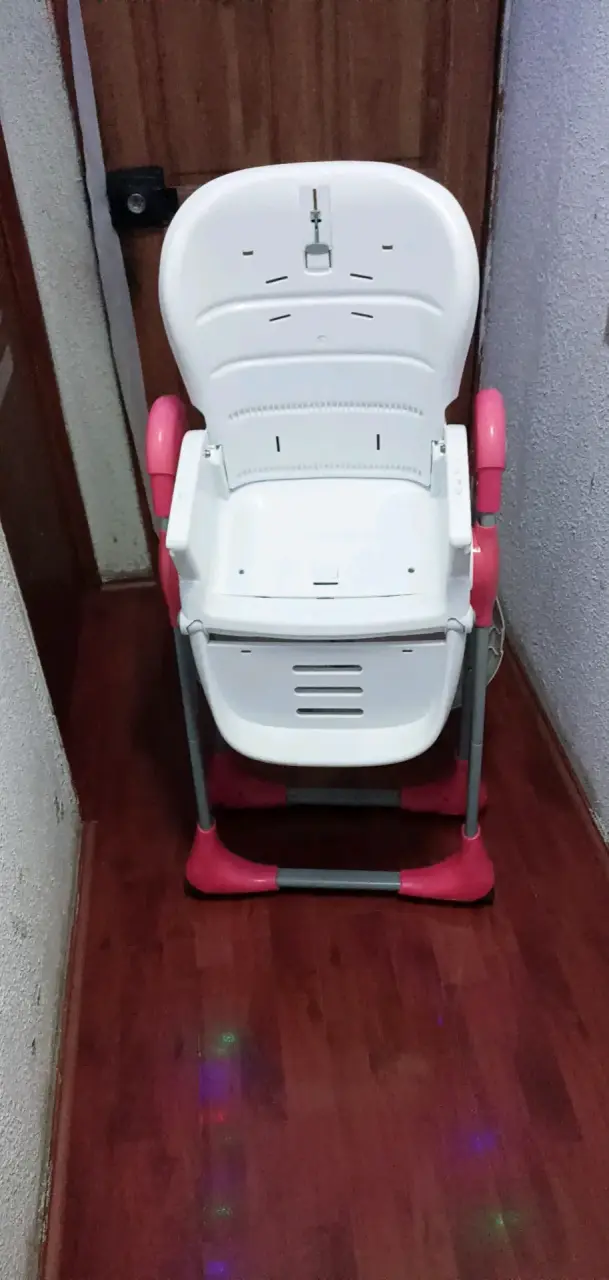 Silla alta para bebé blanca y rosa - 1