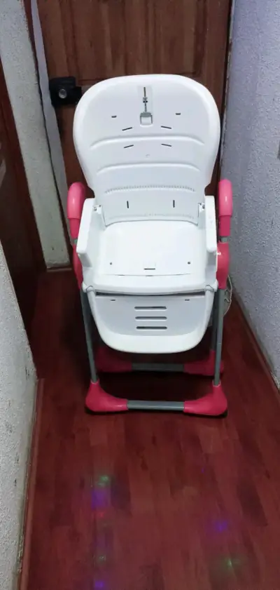 Silla alta para bebé blanca y rosa - miniatura 1