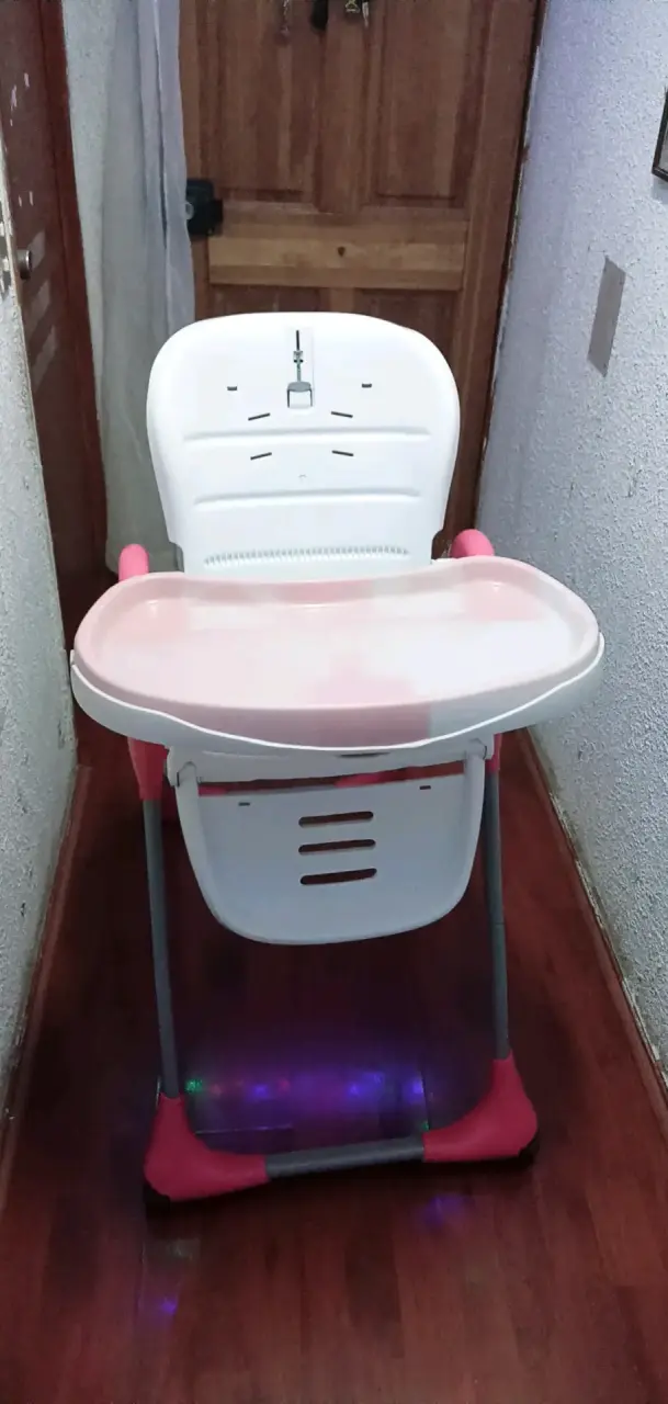 Silla alta para bebé blanca y rosa - 2