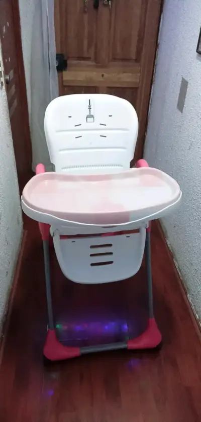 Silla alta para bebé blanca y rosa - miniatura 2
