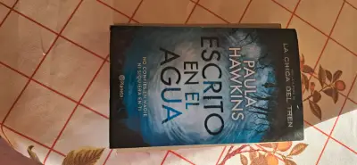 Libro 'Escrito en el agua' de Paula Hawkins - miniatura 1
