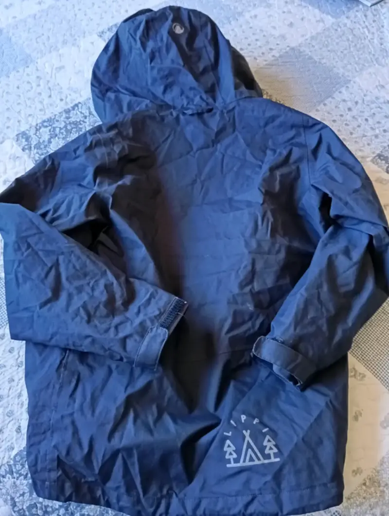 Chaqueta impermeable azul con capucha - 1
