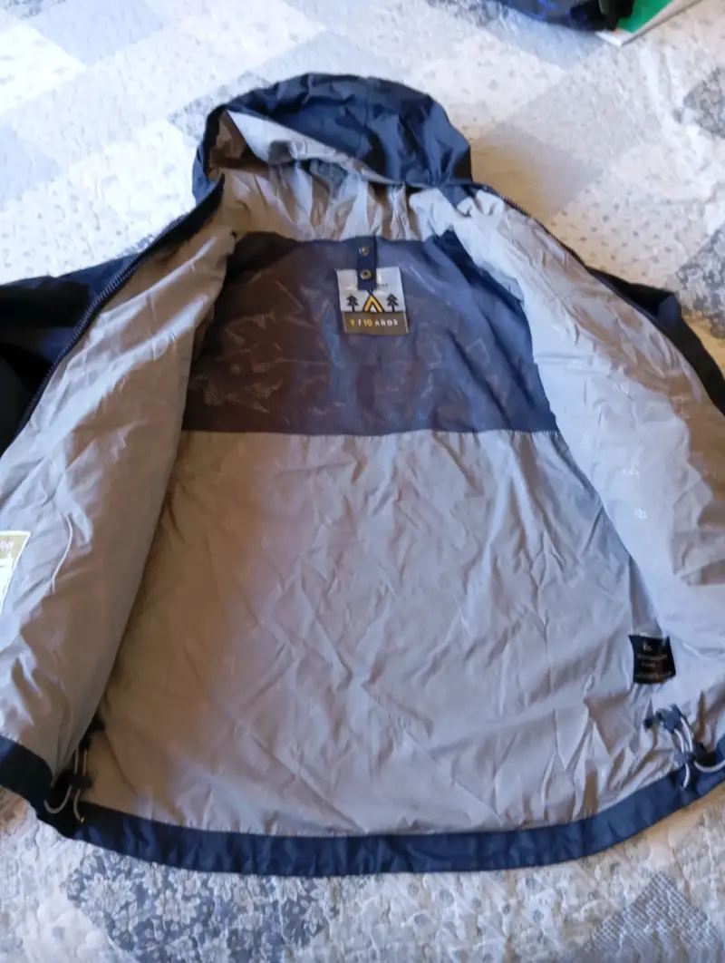 Chaqueta impermeable azul con capucha - 2