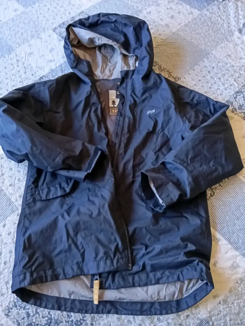 Chaqueta impermeable azul con capucha - 3