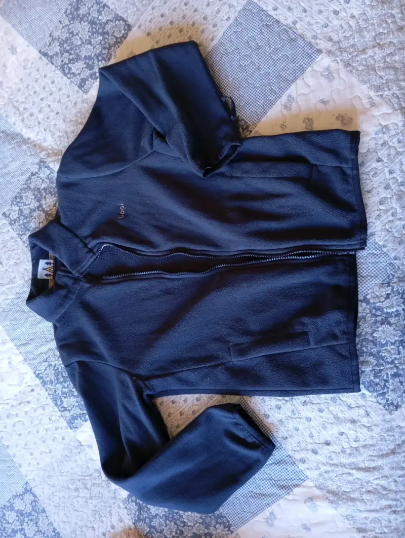 Chaqueta impermeable azul con capucha - 4