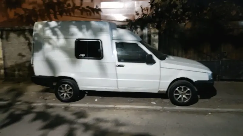 Camioneta Fiat blanca usada - 2