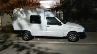 Camioneta Fiat blanca usada - miniatura 2
