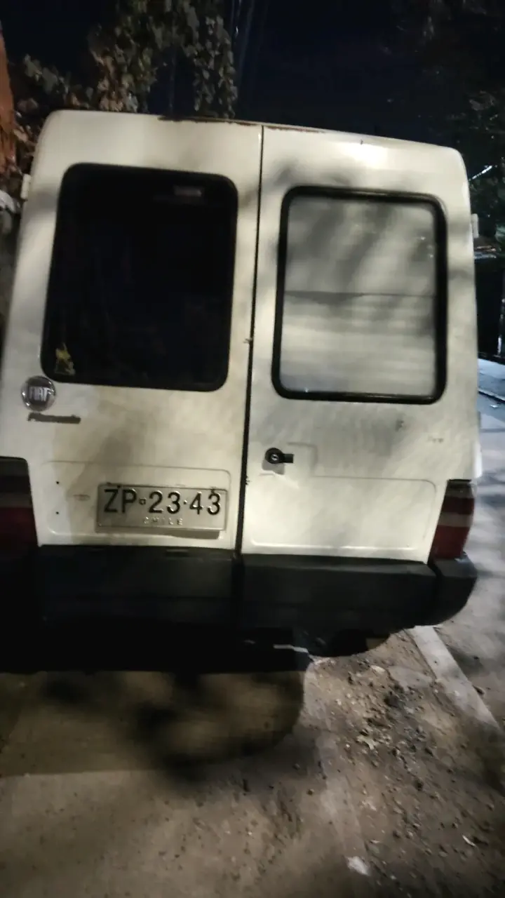 Camioneta Fiat blanca usada - 3