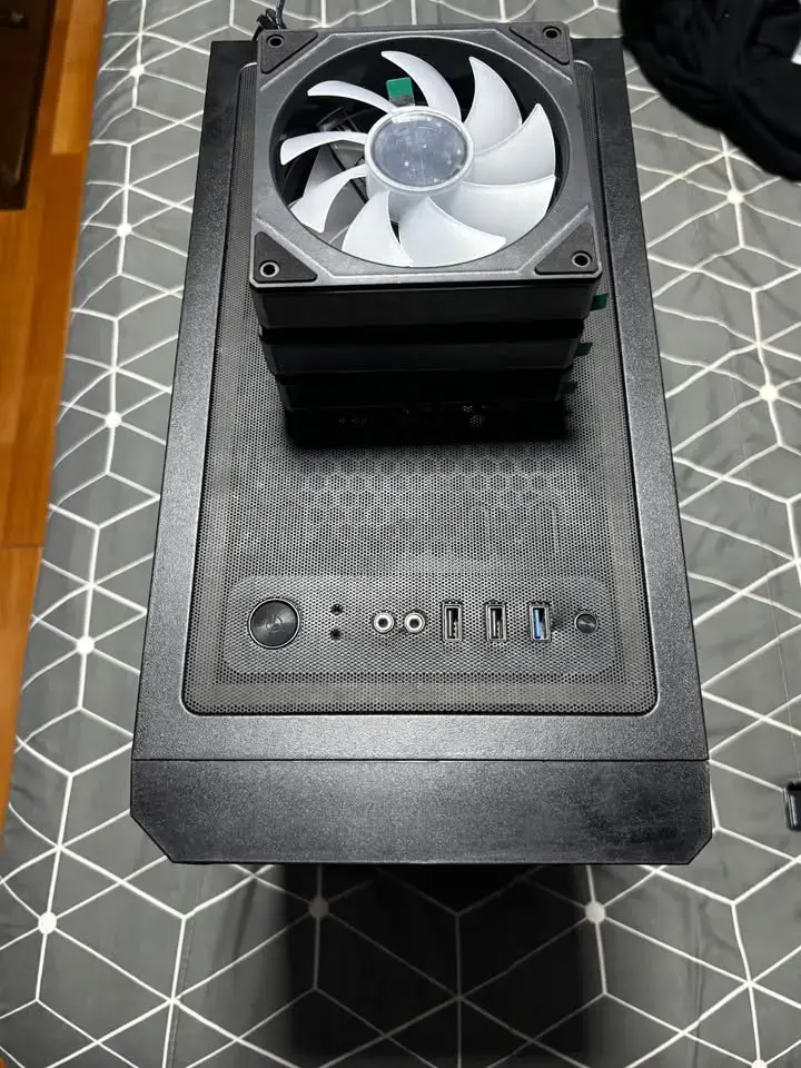 Gabinete de PC negro con ventilador - 1