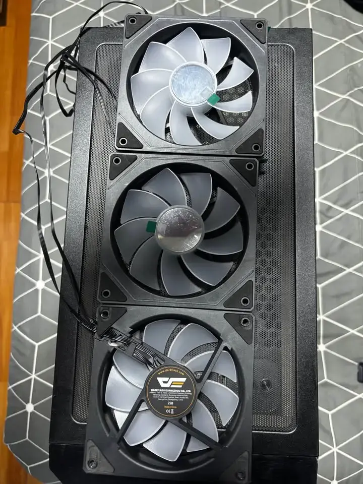 Gabinete de PC negro con ventilador - 3