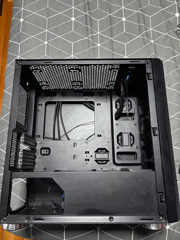 Gabinete de PC negro con ventilador - 5