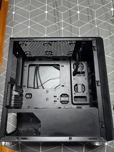 Gabinete de PC negro con ventilador - miniatura 5