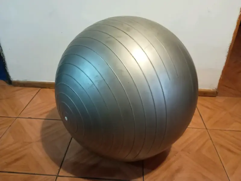 Pelota de yoga plateada