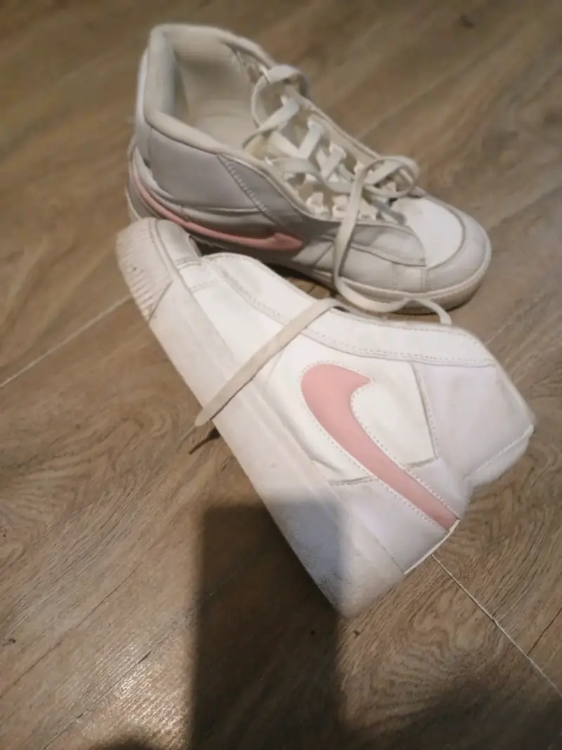 Zapatillas blancas con detalles rosados