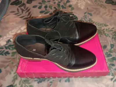 Varios zapatos entre 35 y  36 nuevos y usados - miniatura 1