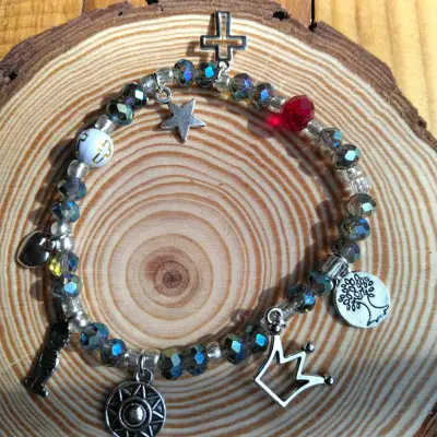 Pulsera multicolor con dijes - miniatura 2