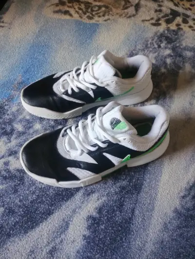 Zapatillas deportivas blancas y negras - miniatura 1