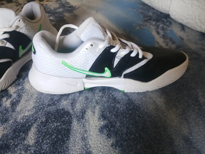 Zapatillas deportivas blancas y negras - 2