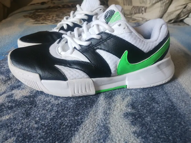 Zapatillas deportivas blancas y negras - 3