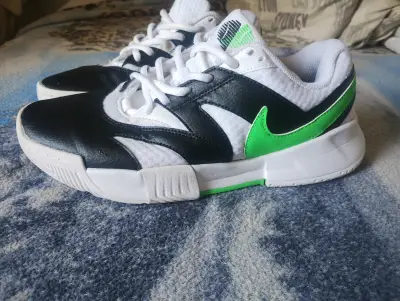 Zapatillas deportivas blancas y negras - miniatura 3