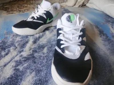 Zapatillas deportivas blancas y negras - miniatura 4