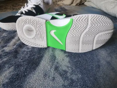 Zapatillas deportivas blancas y negras - miniatura 5