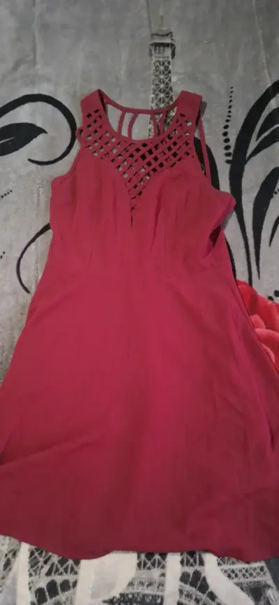 Vestido rojo con diseño calado - miniatura 1