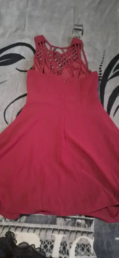 Vestido rojo con diseño calado - miniatura 2