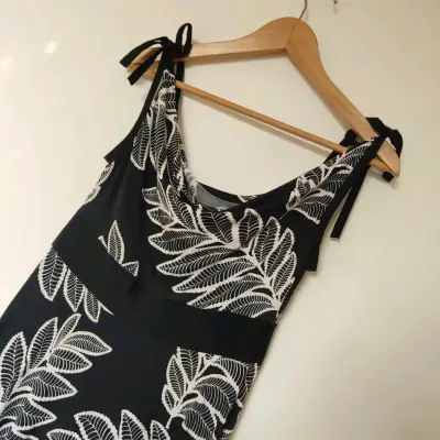 Vestido azul con hojas blancas - miniatura 1
