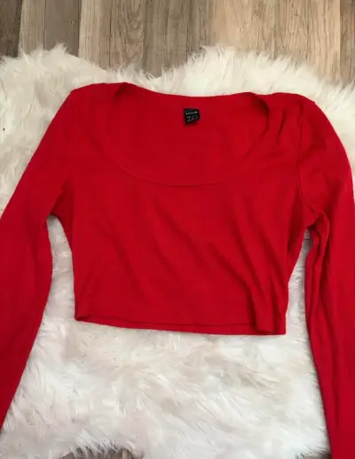 Crop top rojo manga larga - miniatura 1