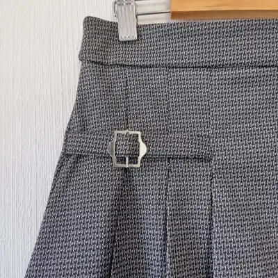 Falda corta gris a cuadros - miniatura 2