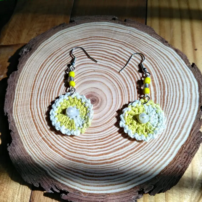 Aros tejidos a crochet amarillo y blanco - 1