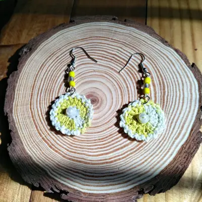 Aros tejidos a crochet amarillo y blanco - miniatura 1