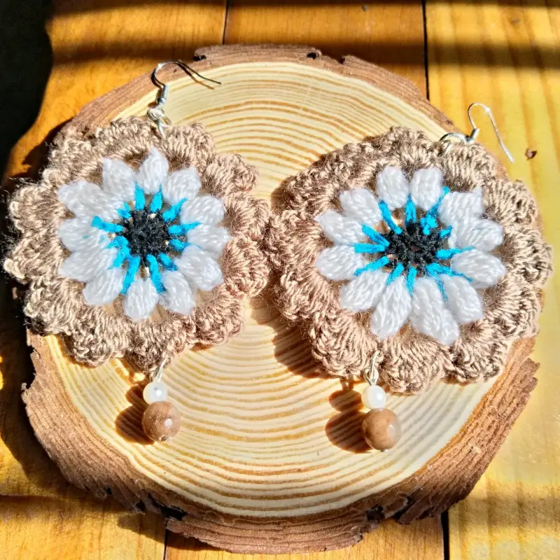 Aros tejidos a crochet amarillo y blanco - 5